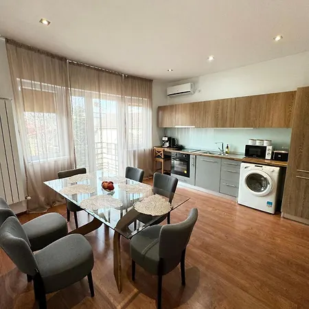 Holidays Vibes - 2 Bedrooms, 2 Bathrooms - Center *